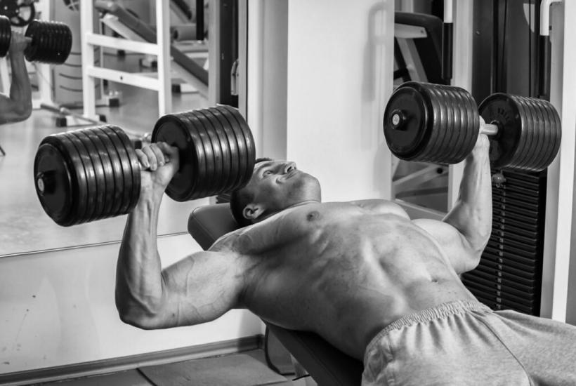 Сведение рук с гантелями