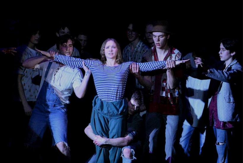 Сцена из спектакля Московского Молодежного Театра Капитаны песка