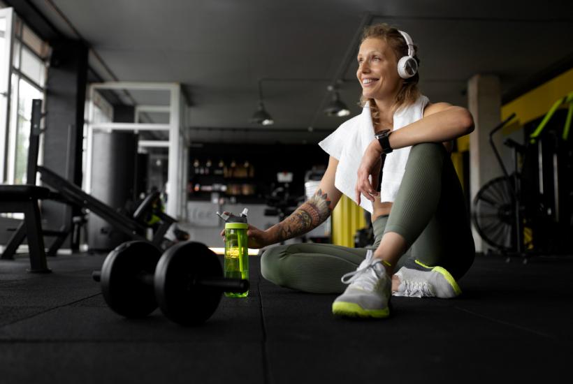 Девушка занимается спортом в наушниках