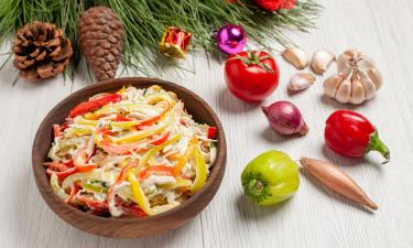 Салат "Красная Грива" готовят из крабовых палочек, помидоров и перца