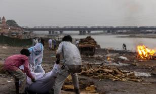 В Индии воды Ганга принесли к берегу десятки тел погибших от COVID-19