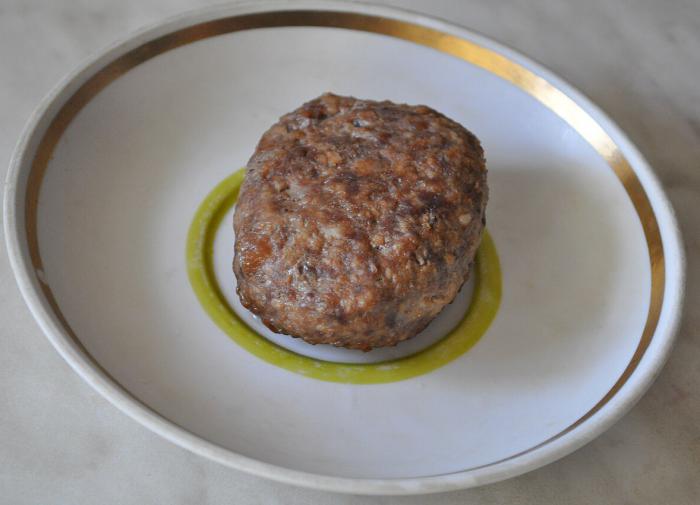 Психолог Ричард Уайзман предложил менять руку во время еды для снижения веса