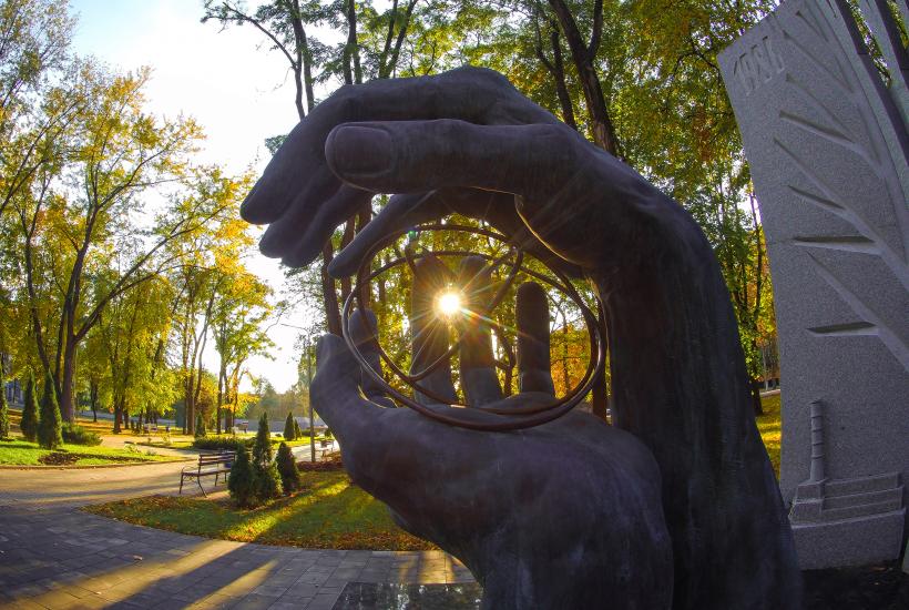 Памятник жертвам Чернобыля, установленный в Кривом Роге