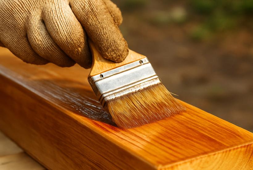 Нанесение антисептика на древесину