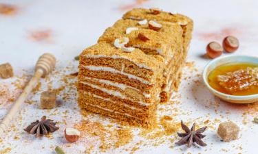 Ряженка улучшает структуру бисквита в ПП-медовике — кулинары