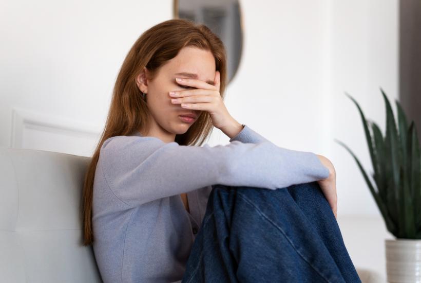 Девушка грустит