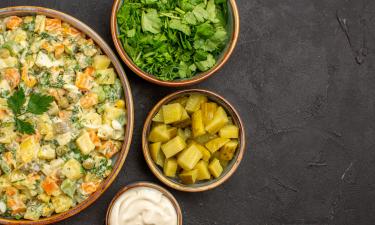 Маринованные огурцы отжимают перед добавлением в салат с курицей и картофелем