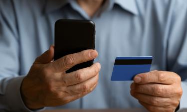 Пакет с миллионами в руках чужого деда: обычная замена домофона в Северодвинске превратила пенсионера в курьера