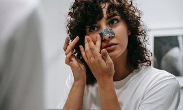 Уголь в косметике: для каких типов кожи он действительно подходит