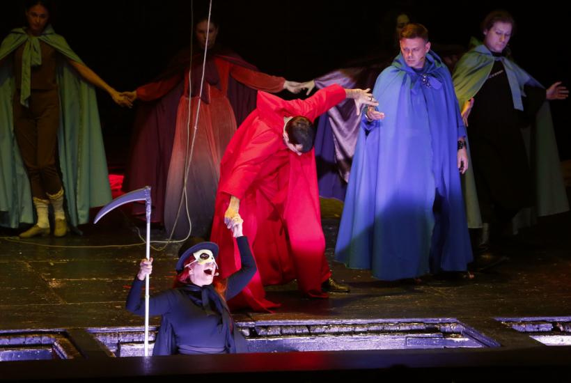 Сцена из спектакля Московского Молодежного театра Божественная комедия