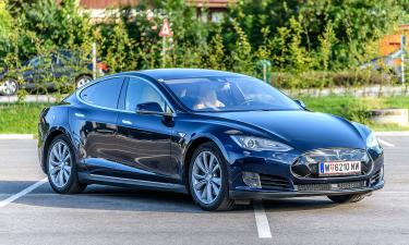 Tesla снижает цены: Model Q станет доступным электрокаром