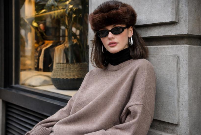 Девушка в ретро шапке