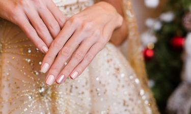 Дизайн с серебристым омбре относят к шикарным вариантам зимнего маникюра