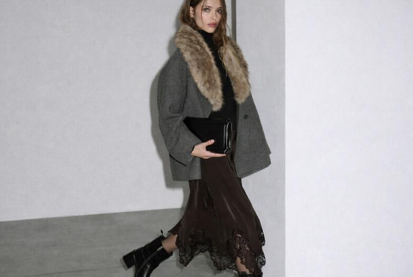 Женщина в пальто с меховым воротником