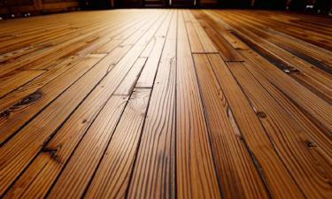 Вот как вернуть деревянному полу идеальный вид за 5 минут!