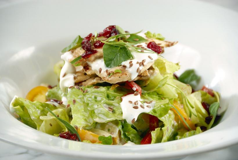 Салат с куриным филе и яблоком