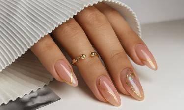 Золотые акценты делают нюдовый маникюр популярным — стилист София Алвес