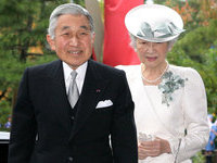 Император Японии посетил Фукусиму. 