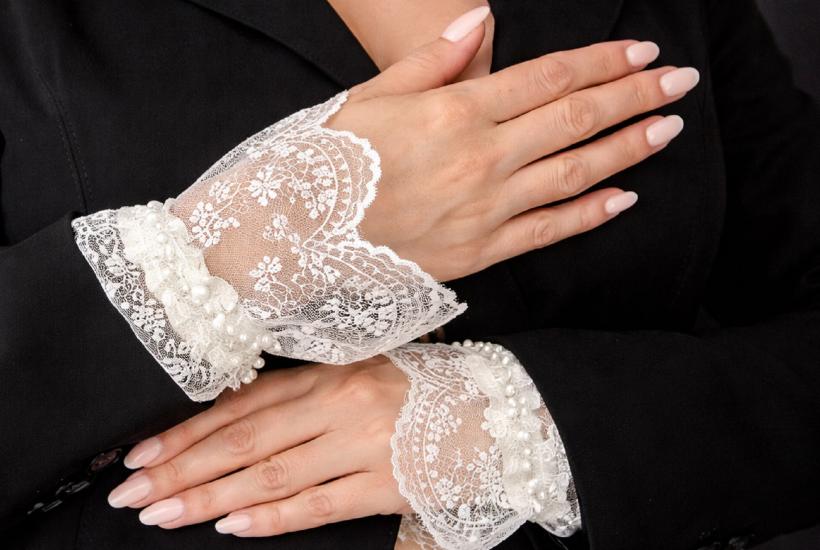 Ажурные манжеты на черном жакете