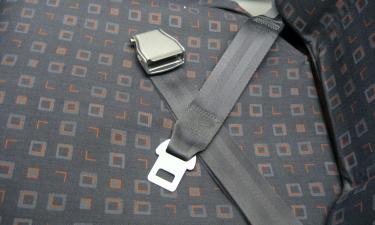 После приземления в аэропорту семья вынуждена была выкинуть свои вещи — People