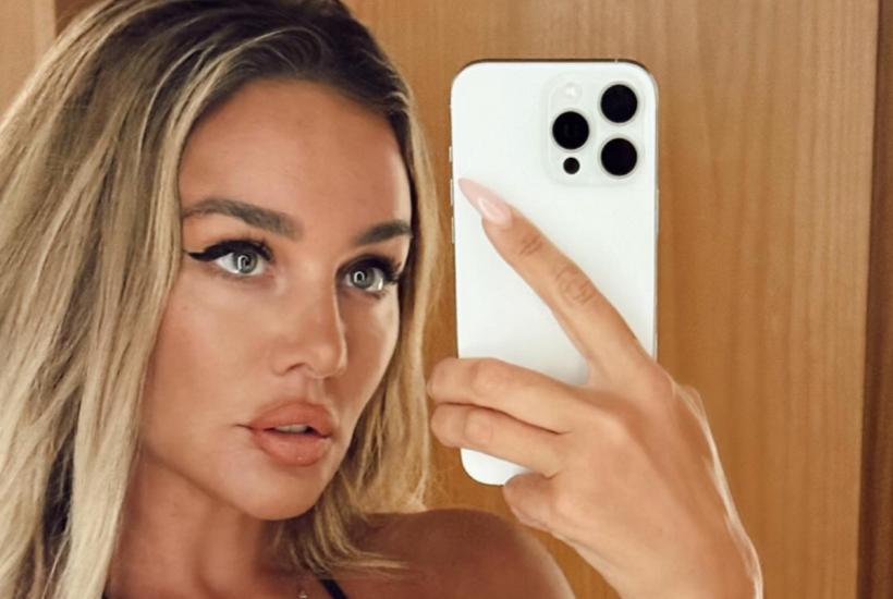 Даже если тебя у меня нет: Седокова показала подарок от таинственного незнакомца