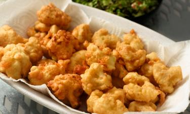 Обжарьте цветную капусту в кляре, чтобы получить хрустящую корочку и мягкую середину