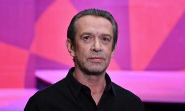 Машков носит на лацкане значок с подписью Олега Табакова