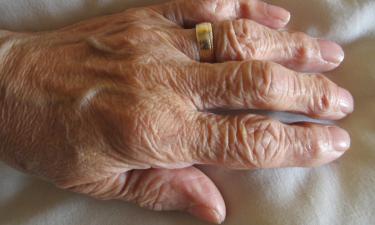 Алёна Водонаева раскрыла шокирующий секрет о бабушке с Альцгеймером — что она думает о своём покойном муже?