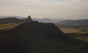 Каменные сундуки среди степи: загадка Хакасии манит туристов со всего мира