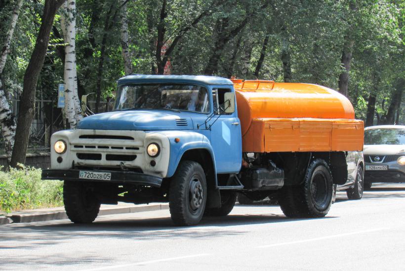 Алматы, цистерна ЗиЛ-130 на Омаровой (2)