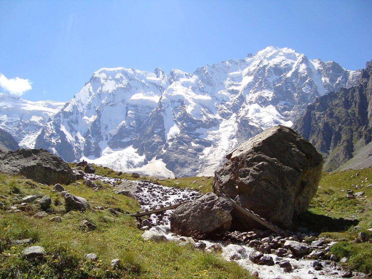 Туристы могут подняться к Языку тролля в Безенгийском ущелье без спецподготовкии