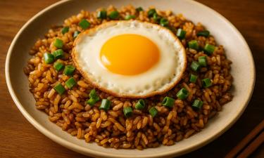 Обжаривание риса на сковороде делает вкус более насыщенным