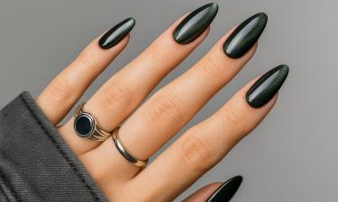 Зимний маникюр 2026 сочетает комфорт и праздничное сияние