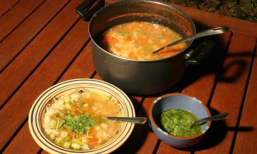 Пересолили суп? Забудьте о картошке, вот что действительно спасёт блюдо