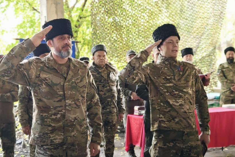 Награждение бойцов атаманом Всероссийского казачьего воинства