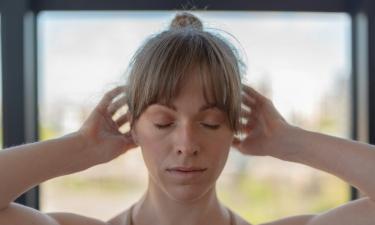 Массаж линии роста волос помогает бороться с мимическими морщинами на лбу