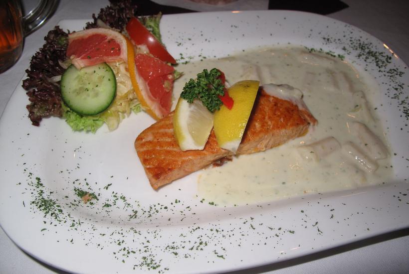 Лосось в белом соусе