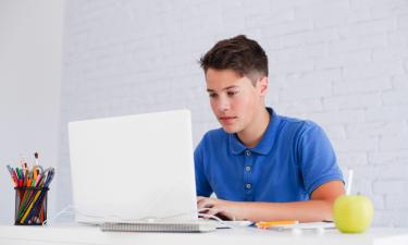 Врачи рекомендуют моргать чаще и делать перерывы при работе за монитором