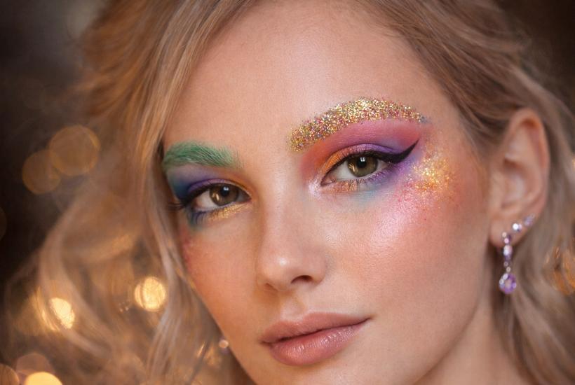 Макияж с яркими бровями