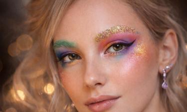 Цветные брови вошли в тренды новогоднего макияжа 2026 года