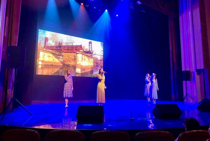 Сцена из спектакля-концерта На разных языках звучит Победа в ЦДКЖ