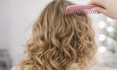 Мыть волосы перед домашней завивкой нужно заранее