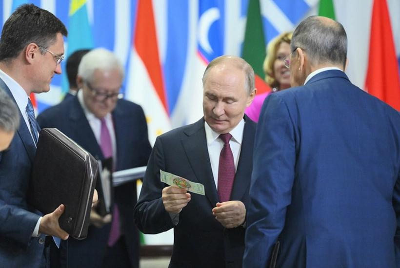 Владимир Путин держит купюру БРИКС Владимир Путин держит купюру БРИКС