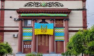 Стену Героев СССР в Одессе прикрыли флагами Украины и ЕС к приезду Порошенко