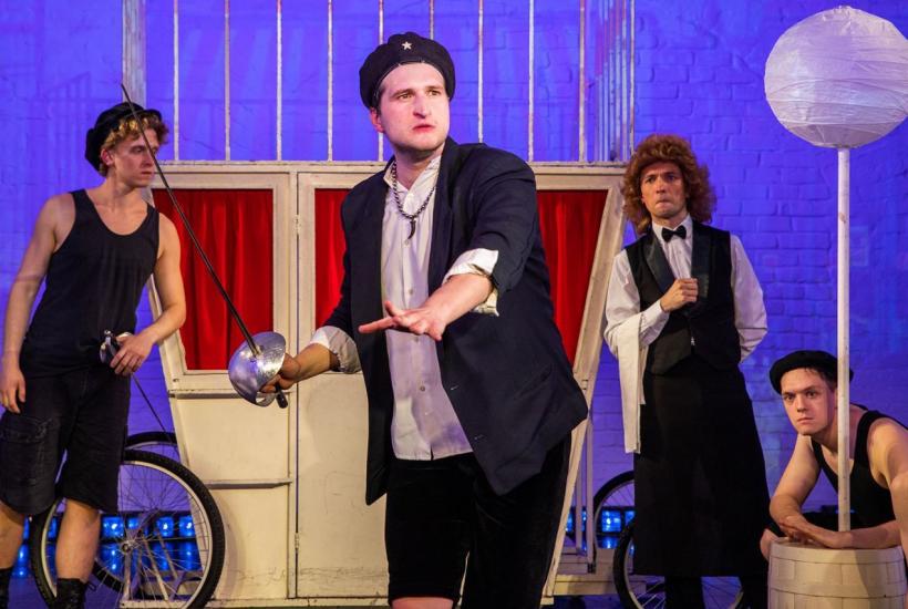 Сцена из спектакля Театра МОСТ Сирано