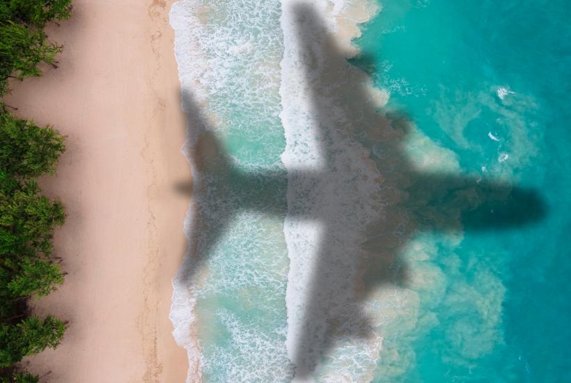 Самолет над пляжем