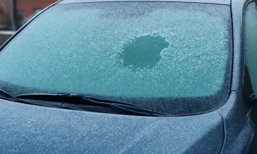 Влага в салоне становится причиной замерзания лобового стекла изнутри — Actualno