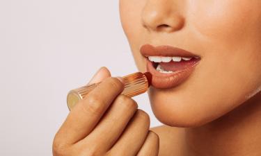 Ученые обнаружили связь между макияжем и развитием астмы у женщин