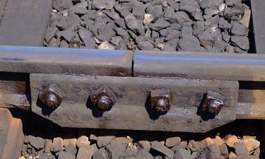 Мост стал ловушкой: грузовик упал на железнодорожные пути