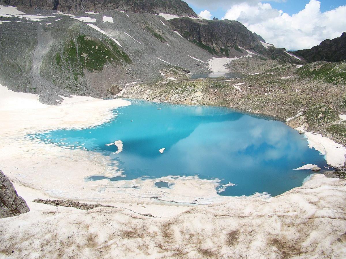 Туристы добираются к Софийским озёрам от Ледниковой Фермы